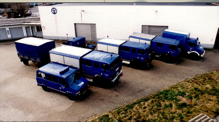 Verschiedene blaue Einsatzfahrzeuge stehen auf einem Parkplatz. (Quelle: THW) Verschiedene blaue Einsatzfahrzeuge stehen auf einem Parkplatz.