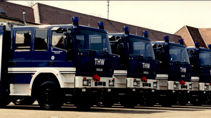 Viele blaue LKW des THW stehen aufgereiht auf einem Parkplatz. (Quelle: THW) Viele blaue LKW des THW stehen aufgereiht auf einem Parkplatz.
