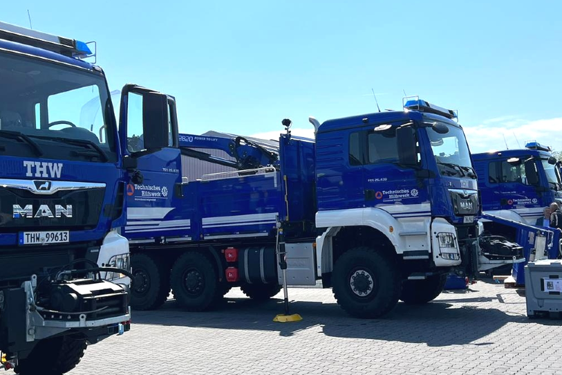 Mehrere Lastwagen des Technischen Hilfswerks stehen nebeneinander.