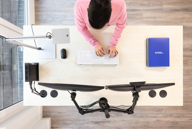 A person is sitting at a desk in front of a PC. (Source: THW) A person is sitting at a desk in front of a PC.